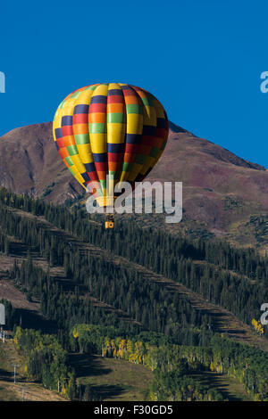 Montgolfière Vol au-dessus de Snowmass Ski Resort, Colorado Banque D'Images