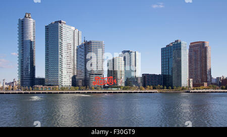 NEW YORK, NY, USA - 20 octobre 2013 : Vacances tours à l'East River à Long Island City, NY, USA le 20 octobre 2013. Banque D'Images