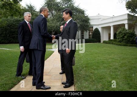 Washington DC, Etats-Unis. 25 Septembre, 2015. Le président américain, Barack Obama fait ses adieux au président chinois Xi Jinping à la Maison Blanche le 25 septembre 2015 à Washington, DC. Banque D'Images