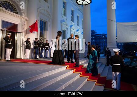 Washington DC, Etats-Unis. 25 Septembre, 2015. Le président américain Barack Obama et la Première Dame Michelle Obama bienvenue Le président chinois Xi Jinping et Madame Peng Liyuan sur les marches de l'Amérique du portique de la Maison Blanche le 25 septembre 2015 à Washington, DC. Banque D'Images