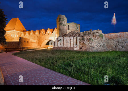 Ruines du château des chevaliers teutoniques de nuit à Torun, Pologne, ville monument datant du 13ème siècle. Banque D'Images