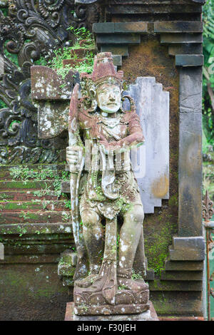 Statue en pierre patiné, Pura Gunung Kawi Sebatu temple, Bali, Indonésie Banque D'Images