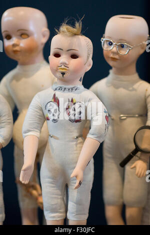 Les poupées de collection Enfants sur une échoppe de marché Banque D'Images