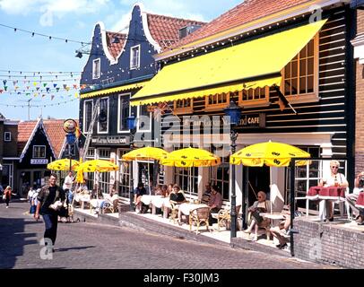 Les gens se reposent au terrasses des cafés en été, Volendam, Hollande, Pays-Bas, l'Europe. Banque D'Images