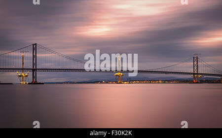 Forth Road Bridge et le Queensferry Crossing en construction à Édimbourg, Écosse, Royaume-Uni. Longue exposition. Banque D'Images