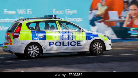 Vue de côté de la Police de Merseyside Police ; véhicule véhicule d'urgence sur le Strand, Liverpool, Merseyside, Royaume-Uni. La circulation routière sur le Strand. Banque D'Images