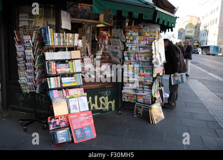 Newsagents, livre vendeur et magasin de magazine sur via Nazionale, Rome, Italie. Banque D'Images