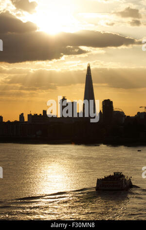 Londres, Royaume-Uni. 26 septembre 2015. Deux clippers et un col bateau de croisière touristique comme tous les prendre dans une vue magnifique d'un coucher de soleil sur la Tamise à Wapping. Crédit : Glenn Sontag / Alamy Live News Banque D'Images