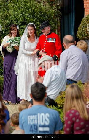 Pensionné Chelsea Mike Shanahan avec les sœurs Sarah en robe de mariage & Helena de bouquet à un événement loisirs 1940 Banque D'Images