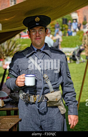 Les acteurs de l'historien en uniforme de police Guarderobe dépeindre RAF à partir de la Deuxième Guerre mondiale Banque D'Images