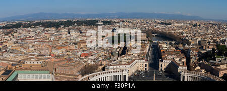 Vatican, basilique Saint-Pierre, vue sur la via della Conciliazione, Rome, Italie. Jardins de la Villa Borghèse (à gauche) Banque D'Images