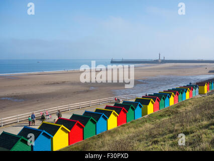 Dimanche 27 septembre 2015, Whitby, North Yorkshire, Angleterre, Royaume-Uni. Météo : cabines de plage au soleil matin glorieux à Whitby, North Yorkshire. Banque D'Images