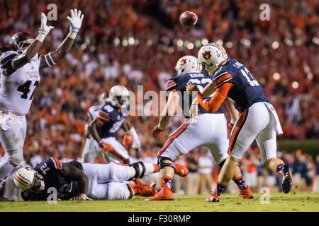 Auburn quarterback Sean White (13) au cours de la NCAA college football match entre l'État du Mississippi et Auburn le samedi 26 septembre, 2015 à Jordan Hare Stadium, à Auburn, AL. Jacob Kupferman/CSM Banque D'Images