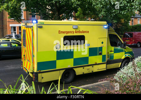 Un London Ambulance avec feux bleus clignotant à Bromley, dans le sud de Londres. Banque D'Images