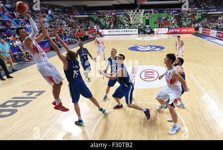 (150927) --, le 27 septembre 2015, (Xinhua) -- Yi Jianlian (1re L) de la concurrence de la Chine au cours du deuxième cycle Championnat du groupe F match contre le Kazakhstan à Changsha, capitale de la province du Hunan en Chine centrale, le 27 septembre 2015. (Xinhua/Li Ga) Banque D'Images