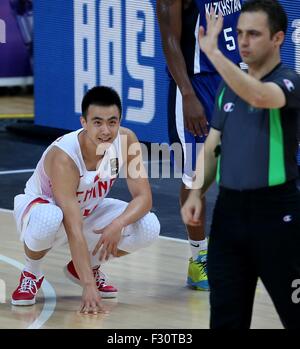 (150927) --, le 27 septembre 2015, (Xinhua) -- Zhao Jiwei (L) de la Chine viole les règles au cours du deuxième cycle Championnat du groupe F match contre le Kazakhstan à Changsha, capitale de la province du Hunan en Chine centrale, le 27 septembre 2015. (Xinhua/Zhang Chen) Banque D'Images