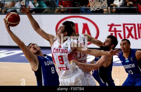 (150927) --, le 27 septembre 2015, (Xinhua) -- Ding Yan Yu Hang (2L) de la concurrence de la Chine au cours du deuxième cycle Championnat du groupe F match contre le Kazakhstan à Changsha, capitale de la province du Hunan en Chine centrale, le 27 septembre 2015. (Xinhua/Zhang Chen) Banque D'Images