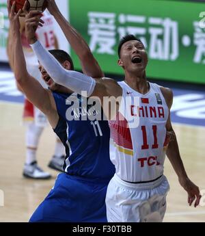 (150927) --, le 27 septembre 2015, (Xinhua) -- Yi Jilian (R) de la concurrence de la Chine au cours du deuxième cycle Championnat du groupe F match contre le Kazakhstan à Changsha, capitale de la province du Hunan en Chine centrale, le 27 septembre 2015. (Xinhua/Zhang Chen) Banque D'Images