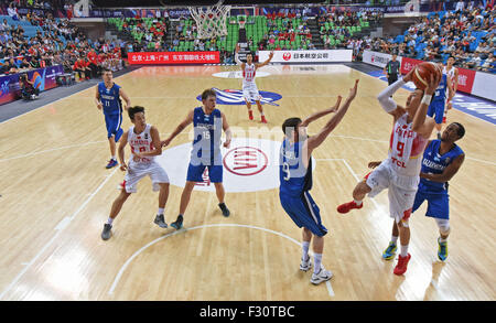 (150927) --, le 27 septembre 2015, (Xinhua) -- Zhai Xiaochuan (2e R) de la concurrence de la Chine au cours du deuxième cycle Championnat du groupe F match contre le Kazakhstan à Changsha, capitale de la province du Hunan en Chine centrale, le 27 septembre 2015. (Xinhua/Li Ga) Banque D'Images