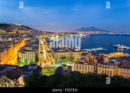 Naples, vue panoramique de la ville avec les lumières de la ville et sur le golfe, Vesuvus sur fond de Volcan Banque D'Images