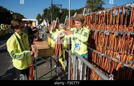 Berlin, Allemagne. 27 Sep, 2015. Disposer les aides de médailles pour le 42e Marathon de Berlin à Berlin, Allemagne, 27 septembre 2015. Photo : Bernd von Jutrczenka/dpa/Alamy Live News Banque D'Images