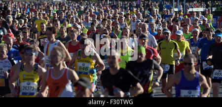 Berlin, Allemagne. 27 Sep, 2015. Glissières de la concurrence dans le 42ème Marathon de Berlin à Berlin, Allemagne, 27 septembre 2015. Photo : Lukas Schulze/dpa/Alamy Live News Banque D'Images