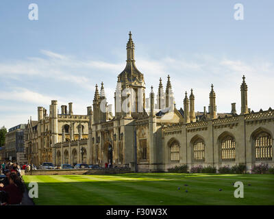 Cambridge, King's College, grande cour centrale, l'écran et gatehouse Banque D'Images