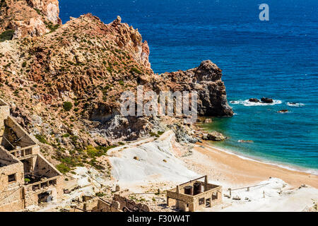 Plage Près de mines de soufre abandonnées à l'île de Milos, Cyclades, Grèce Banque D'Images