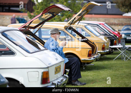 Wolverston, Milton Keynes, UK. 27 Sep, 2015. Photo montre Arthur Cross (84) à partir de Braintree savourer une tasse de thé dans l'arrière de son Austin Maxi 1500cc à la célébration annuelle de British Leyland's classic cars à Milton Keynes, Buckinghamshire, Royaume-Uni. Crédit : Jeff Gilbert/Alamy Live News Banque D'Images