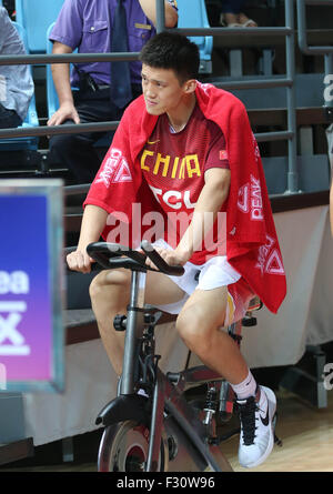 (150927) --, le 27 septembre 2015, (Xinhua) -- Zhou Peng de Chine réagit avant de second tour Championnat du groupe F match contre le Kazakhstan à Changsha, capitale de la province du Hunan en Chine centrale, le 27 septembre 2015. La Chine a gagné 75-62. (Xinhua/Meng Yongmin) Banque D'Images