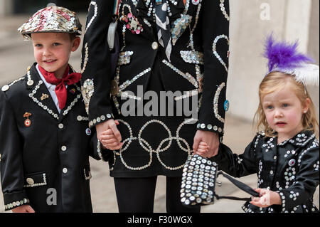 Londres, Royaume-Uni. 27 septembre 2015. Un Prince et Princesse perlé nacré rejoindre les Pearly Kings and Queens, vêtus de leurs costumes sombres traditionnels couverts dans des centaines de boutons nacrés, rassemblées à Guildhall pour célébrer l'Assemblée Pearly Kings and Queens Harvest Festival. Crédit : Stephen Chung / Alamy Live News Banque D'Images