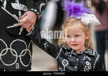 Londres, Royaume-Uni. 27 septembre 2015. Une Princesse perlé rejoint le Pearly Kings and Queens, vêtus de leurs costumes sombres traditionnels couverts dans des centaines de boutons nacrés, rassemblées à Guildhall pour célébrer l'Assemblée Pearly Kings and Queens Harvest Festival. Crédit : Stephen Chung / Alamy Live News Banque D'Images