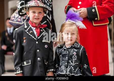 Londres, Royaume-Uni. 27 septembre 2015. Un Prince et Princesse perlé nacré rejoindre les Pearly Kings and Queens, vêtus de leurs costumes sombres traditionnels couverts dans des centaines de boutons nacrés, rassemblées à Guildhall pour célébrer l'Assemblée Pearly Kings and Queens Harvest Festival. Crédit : Stephen Chung / Alamy Live News Banque D'Images