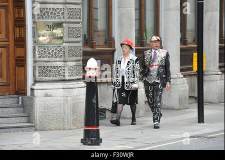 Pearly Kings and Queens Harvest Festival 2015 tenue à Guildhall Yard. Banque D'Images