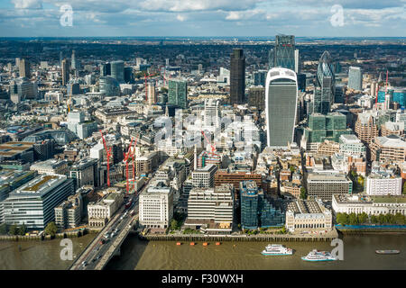 La ville de cornichon talkie walkie Bâtiments Cheesegrater Tamise Londres vue depuis le tesson Banque D'Images