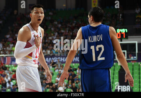 (150927) --, le 27 septembre 2015, (Xinhua) -- Yi Jianlian (L) réagit au cours de second tour Championnat du groupe F match contre le Kazakhstan à Changsha, capitale de la province du Hunan en Chine centrale, le 27 septembre 2015. La Chine a gagné 75-62. (Xinhua/Li Ga) Banque D'Images