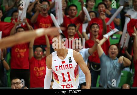 (150927) --, le 27 septembre 2015, (Xinhua) -- Yi Jianlian de Chine réagit au cours de second tour Championnat du groupe F match contre le Kazakhstan à Changsha, capitale de la province du Hunan en Chine centrale, le 27 septembre 2015. La Chine a gagné 75-62. (Xinhua/Zhang Chen) Banque D'Images