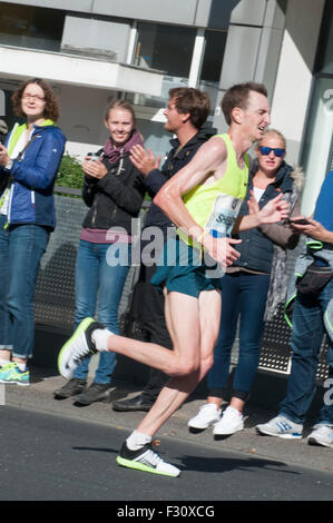 Berlin, Allemagne. 27 Sep, 2015. L'athlète australien Michael Shelley a terminé 12e dans le 42e Marathon de Berlin, 2015 Crédit : Philip Game/Alamy Live News Banque D'Images