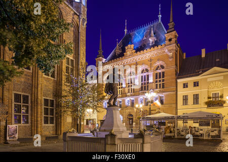 Soirée à la place du marché dans la vieille ville de Torun, pomorsko kujawskie-province, en Pologne. Banque D'Images