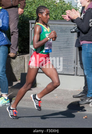 Berlin, Allemagne. 27 Sep, 2015. Athlète Tadelech éthiopien Bekele a terminé 4e femme dans la 42e Marathon de Berlin, 2015 Crédit : Philip Game/Alamy Live News Banque D'Images