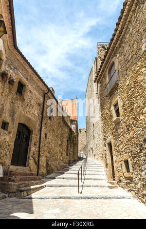 La rue médiévale avec un tower defense à pals, Gérone, Catalogne, Espagne Banque D'Images