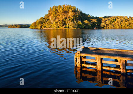 Jetée de l'île en automne sur le Loch Lomond, Stirling, Parc national du Loch Lomond et des Trossachs, Ecosse, Royaume-Uni. Banque D'Images