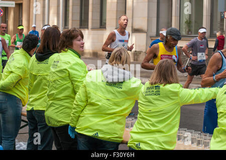 Berlin, Allemagne. 27 Sep, 2015. Bénévoles servent des boissons au 42e Marathon de Berlin, 2015 Crédit : Philip Game/Alamy Live News Banque D'Images