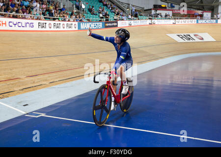 Manchester, UK. Septembre 27, 2015. Laura Trott vagues à la foule après avoir remporté l'or dans la course aux points au cours de l'année 2015, British Cycling Track National Championships au Centre National de cyclisme. Crédit : Michael Buddle/Alamy Live News Banque D'Images