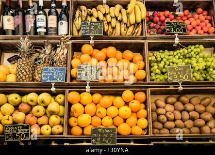 CORTONA, ITALIE - 26 juin 2015 : assortiment de fruits mûrs toscan et des bouteilles de vin dans la ville historique de Cortona en Italie Banque D'Images