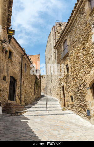 La rue médiévale avec un tower defense à pals, Gérone, Catalogne, Espagne Banque D'Images