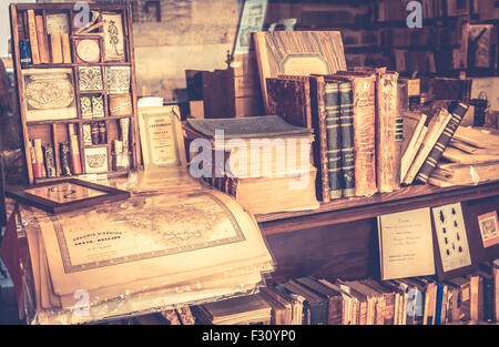 MONTEPULCIANO, ITALIE - Le 23 juin 2015 : collection de livres anciens et de cartes dans la librairie de livres anciens de la toscane, à Montepulciano, ville Banque D'Images