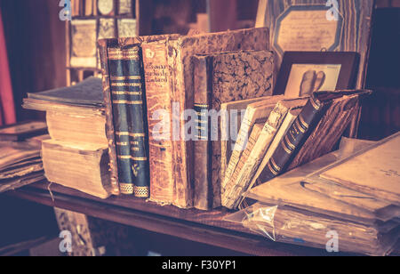 MONTEPULCIANO, ITALIE - Le 23 juin 2015 : collection de livres anciens et de cartes dans la librairie de livres anciens de la toscane, à Montepulciano, ville Banque D'Images