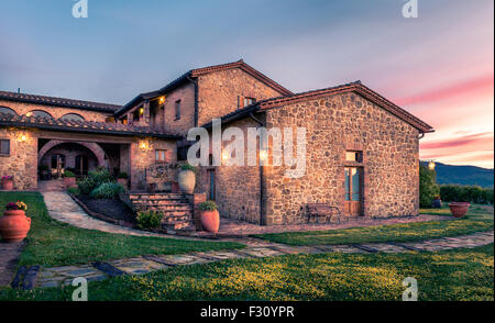 PIENZA, ITALIE - 21 juin 2015 : beau manoir toscane rénovée au coucher du soleil près de la ville historique de Pienza en Italie Banque D'Images