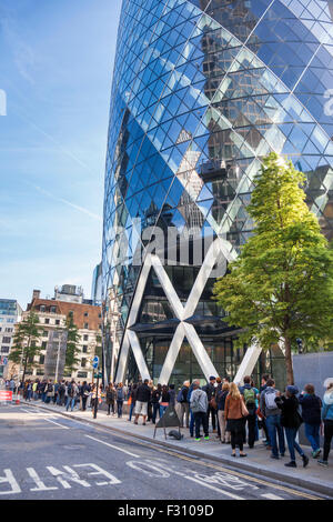 20 septembre 2015 - Open House London, une longue file de personnes qui attendent pour entrer dans le Gherkin Banque D'Images